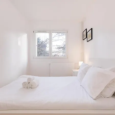 Apartment 4 *
